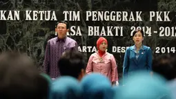 Gubernur DKI Jakarta Basuki Tjahaja Purnama, Ketua Umum Tim Penggerak PKK Erni Guntarti Tjahjo Kumolo, Ketua Tim Penggerak PKK DKI 2014-2017 yang juga istri Basuki, Veronica Tan, di Balaikota, Kamis (4/12/2014). (Liputan6.com/Faizal Fanani)