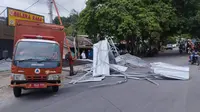 Proses evakuasi atap ruko yang terbang disapu angin kencang di Bandar Lampung. Foto : (Istimewa).