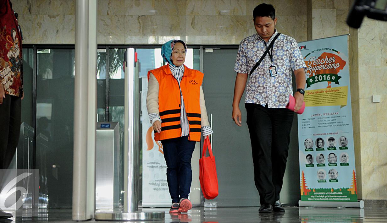 Wali Kota Cimahi nonaktif, Atty Suharti Tochija meninggalkan gedung KPK, Jakarta, Jumat (9/12). Atty diperiksa sebagai saksi untuk tersangka mantan Wali Kota Cimahi dua periode yang juga suaminya Mohammad Itoch Tochija. (Liputan6.com/Helmi Afandi)