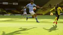 Penyerang Manchester City, Gabriel Jesus, mengontrol bola saat melawan Watford pada laga Premier League di Stadion Vicarage Road, Selasa (22/7/2020). Manchester City menang dengan skor 4-0. (Richard Heathcote/Pool via AP)