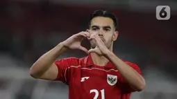 Tercatat enam kali pemain depan Timnas Indonesia U-23, Jens Raven berhasil merobek jala gawang Brunei Darussalam yang dikawal Muhd Khairul Hisyam bin Hj Norihwan. (Liputan6.com/Helmi Fithriansyah)
