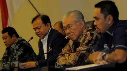 Sekjen Nasdem Patrice Rio Capella (tengah) didampingi Ketua DPP Partai NasDem Enggartiasto Lukita saat jumpa pers di DPP Nasdem, Jakarta, Senin (2/3/2015). Partai NasDem menyatakan menarik diri dari kepanitiaan hak angket. (Liputan6.com/Faisal R Syam)