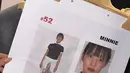 Penyanyi itu mengenakan rok putih rancangan desainer yang dipadukan dengan kaos Miu Miu yang berkelas dan kemeja putih. Penampilan perdana Minnie di panggung peragaan busana dilengkapi dengan kaus kaki setinggi lutut dan sepatu hak tinggi berwarna biru kehijauan.  [Dok/Miu Miu dan @min.nicha].