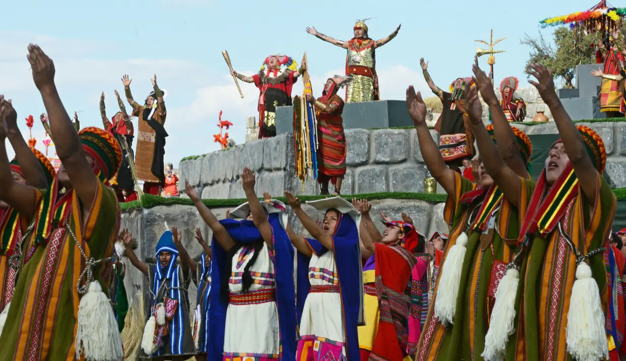 Sejumlah pemain melakukan adegannya dalam Festival Inti Raymi di kompleks benteng Sacsahuaman, Peru (24/6). Acara ini untuk merayakan Tahun Baru Inca dan titik balik matahari pada musim dingin. (AFP Photo/Cris Bouronce)