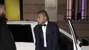 Penyerang Paris Saint-Germain, Kylian Mbappe tiba menghadiri pesta ulang tahun pemain depan Neymar yang ke 26 di Pavillon Cambon di Paris (4/2). (AFP Photo/Thomas Samson)