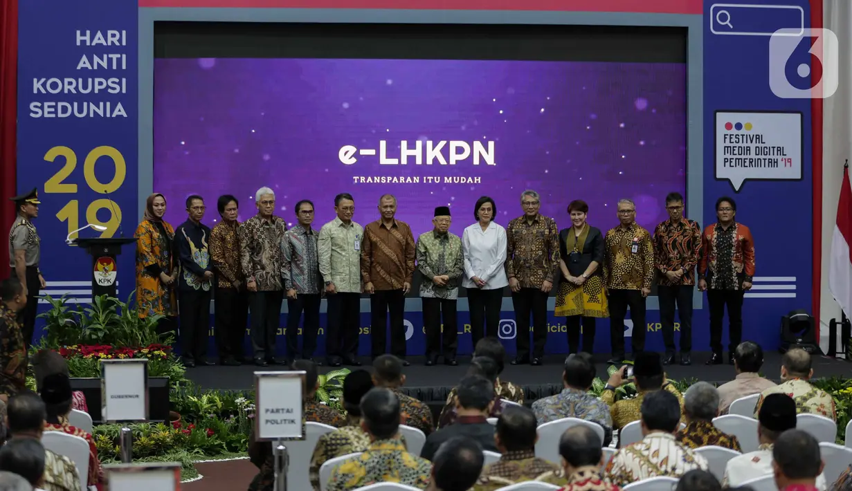Wakil Presiden Ma'ruf Amin didampingi Ketua KPK Agus Rahardjo dan Menteri Keuangan Sri Mulyani Indrawati berfoto bersama dalam acara Hari Anti Korupsi Dunia (Hakordia) 2019 di Gedung Penunjang KPK, Jakarta, Senin (9/12/2019) (Liputan6.com/Faizal Fanani)