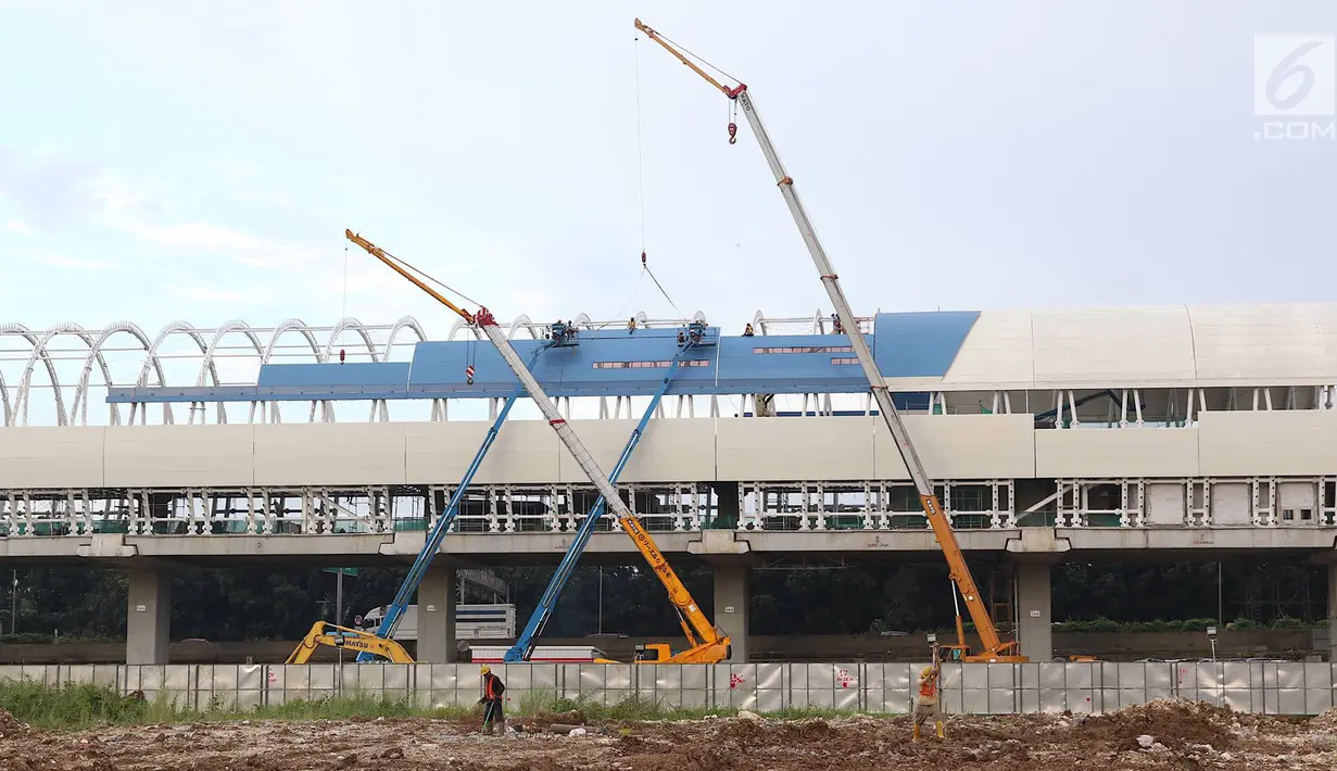 Pekerja menyelesaikan pembangunan stasiun LRT di kawasan Ciracas, Jakarta, Sabtu (23/3). Pada tahun 2019, pemerintah menganggarkan dana APBN untuk infrastruktur sebesar Rp415 triliun, naik 1,04% dari anggaran infrastruktur tahun sebelumnya. (Liputan6.com/Immanuel Antonius)