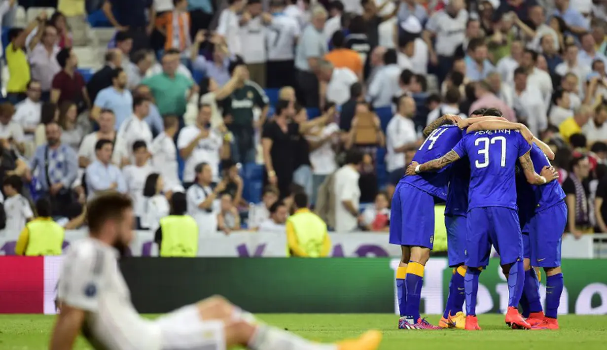 Saat para pemain Juventus bersuka cita di sisi lain, pemain Real Madrid tampak tak berdaya, Santiago Bernabeu, Spanyol, Kamis (14/5/2015). Madrid kalah oleh Juventus dengan agregat  3-2. (AFP Photo/Dani Pozo)