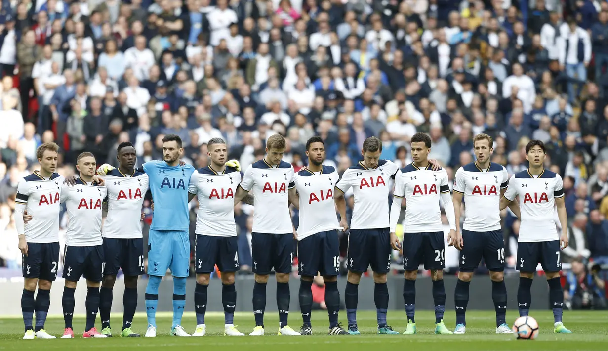 Pemain Tottenham melakukan minute of silence sebelum pertandingan semi final FA Cup melawan Chelsea yang berlangsung di Wembley stadium, Sabtu (22/4/2017). Tottenham telah meraih delapan trofi Piala FA sejak pertama kali bergulir, yaitu pada musim 1900/01, 1920/21, 1960/61, 1961/62, 1966/67,1980/81, 1981/82, 1990/91. (AFP/Ian Kington)
