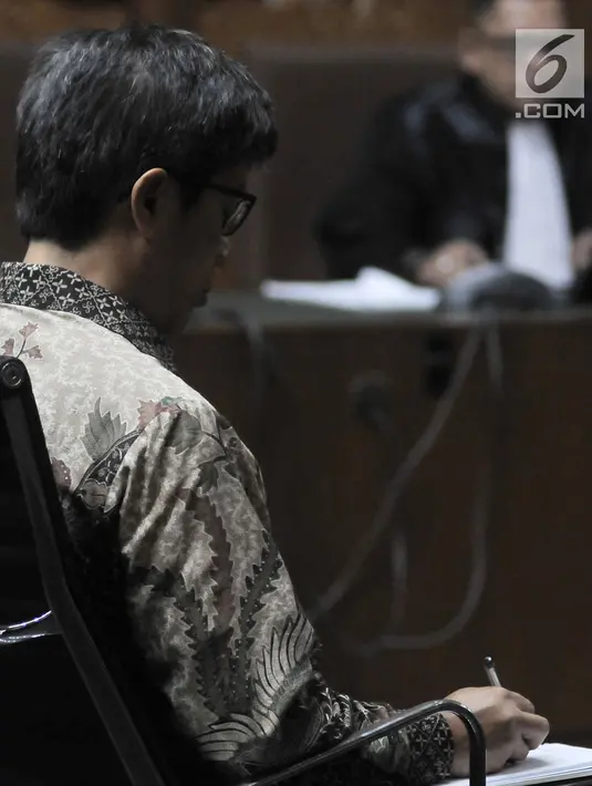 Terdakwa kasus korupsi E-KTP Anang Sugiana Sudiharjo saat menjalani sidang vonis di Pengadilan Tipikor, Jakarta, Senin (30/7). Anang dihukum 6 tahun penjara dan denda Rp 1 miliar atau subsider 4 bulan kurungan. (Merdeka.com/Iqbal S. Nugroho)