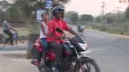 Seorang pria bertangan satu memiliki beberapa trik agar bisa tetap mengendarai motor.