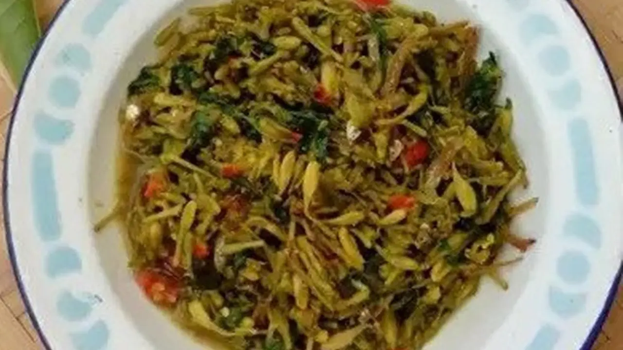 Resep tumis bunga pepaya dan daun kemangi tanpa rasa pahit. (dok. Cookpad @Dapurniken_bws)