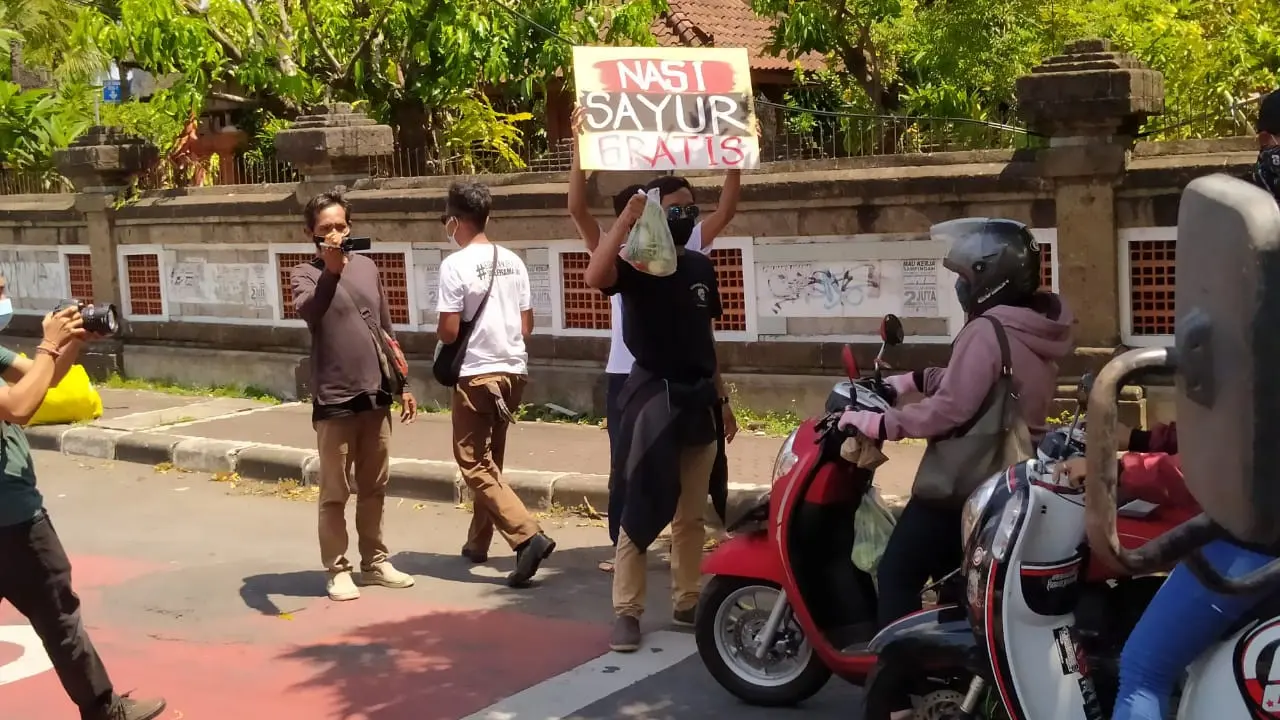 Fans Jerinx Bagikan Makanan dan Masker
