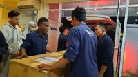 Empat jenazah pekerja migran Indonesia atau tenaga kerja Indonesia (TKI) yang menjadi korban tawuran pesilat di Taiwan dan juga karena kasus lainnya, tiba di Bandara Internasional Soekarno-Hatta (Soetta), Tangerang. (Liputan6.com/Pramita Tristiawati)