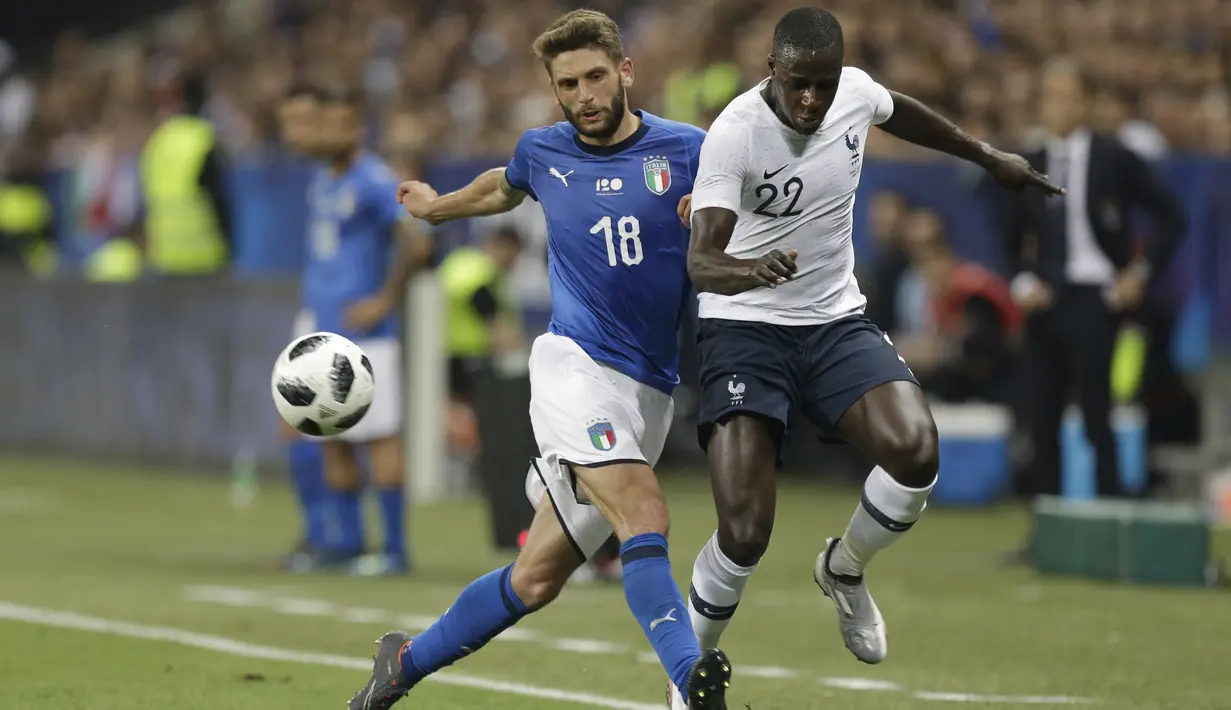 Pemain Prancis, Benjamin Mendy (kanan) berusaha melewati adangan pemain Italia, Domenico Berardi pada laga uji coba di Allianz Riviera stadium, Nice, (1/6/2018). Prancis menang 3-1. (AP/Claude Paris)