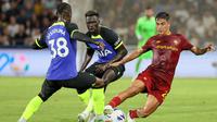 Paulo Dybala menjadi kreator gol tunggal kemenangan AS Roma atas Tottenham Hotspur pada laga pramusim di&nbsp;Sammy Ofer Stadium, Haifa, Israel, Minggu (31/7/2022) dini hari WIB. (AFP/Jack Guez)