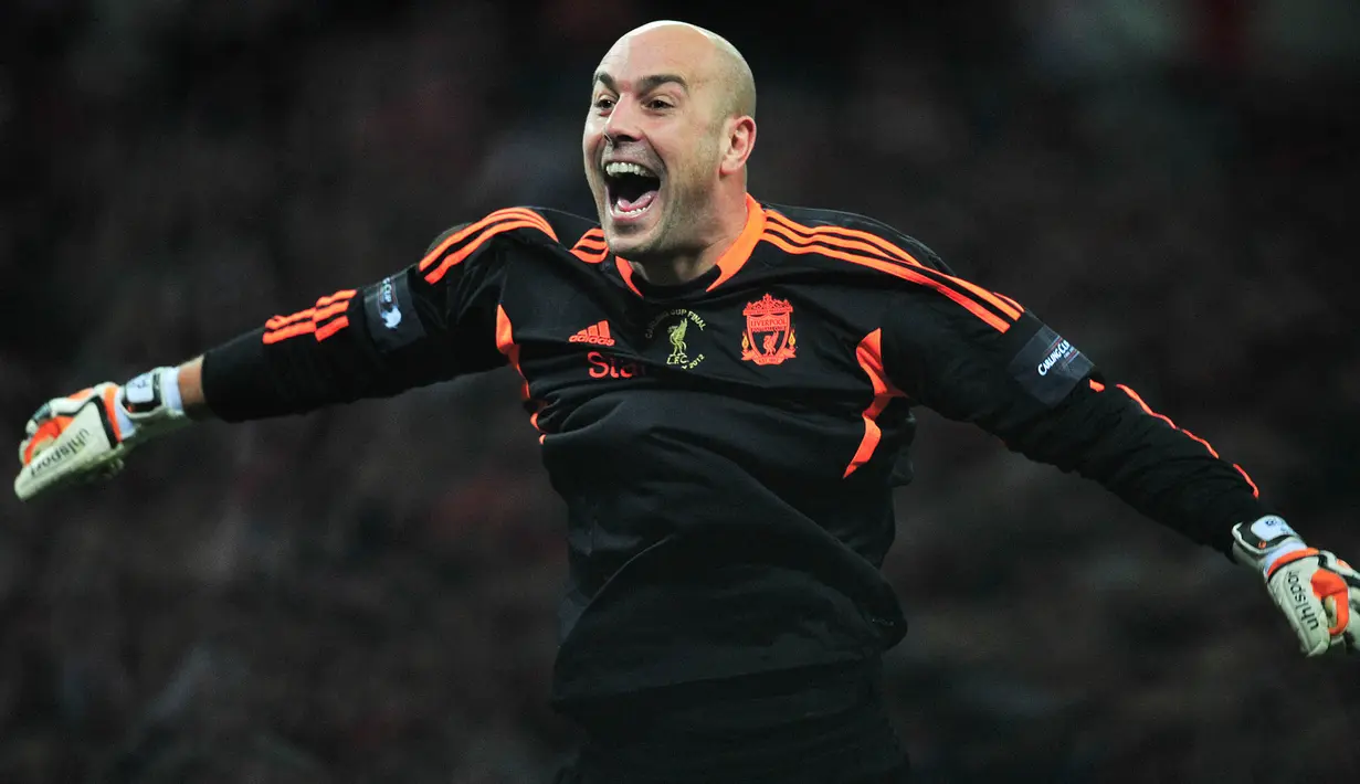 Pepe Reina merupakan salah satu kiper terbaik yang pernah berseragam Liverpool. Pria asal Spanyol tersebut tercatat telah membukukan 394 penampilan dengan mencatatkan 177 clean sheet selama membela The Reds. Reina meninggalkan Liverpool pada tahun 2014 menuju Bayern Munchen. Sayangnya, kariernya di Allianz Stadium hanya bertahan semusim saja. (AFP/Glyn Kirk)