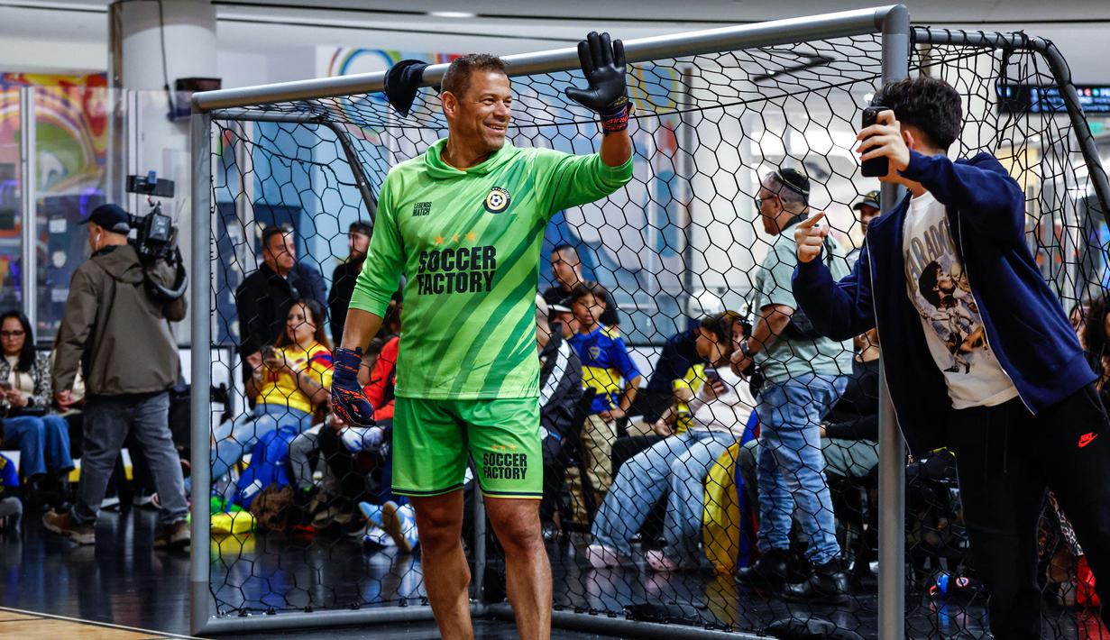Mantan kiper Kolombia, Oscar Cordoba berinteraksi dengan fans dalam laga bertajuk Legends Soccer Match untuk merayakan ulang tahun Diego Maradona di American Dream Mall, East Rutherford, New Jersey, pada 30 Oktober 2025. (AFP/Kena Betancur)