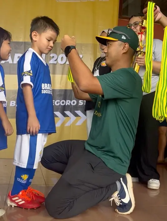 Kebahagiaan tentu dirasakan oleh dua anak Tian dan Tikam mendapat piala pertama. "Piala pertama Juna & Kai 🥳 seneng banget mereka,"  tulis Titi Kamal. [Instagram/titi_kamall]