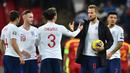 Striker Inggris Harry Kane (kedua kanan) membawa bola merayakan kemenangan bersama rekan-rekannya usai pertandingan melawan Montenegro pada A Kualifikasi Piala Eropa 2020 di Stadion Wembley di London (14/11/2019). Kane mencetak 3 gol dan mengantar Inggris menang telak 7-0. (AFP/Glyn Kirk)