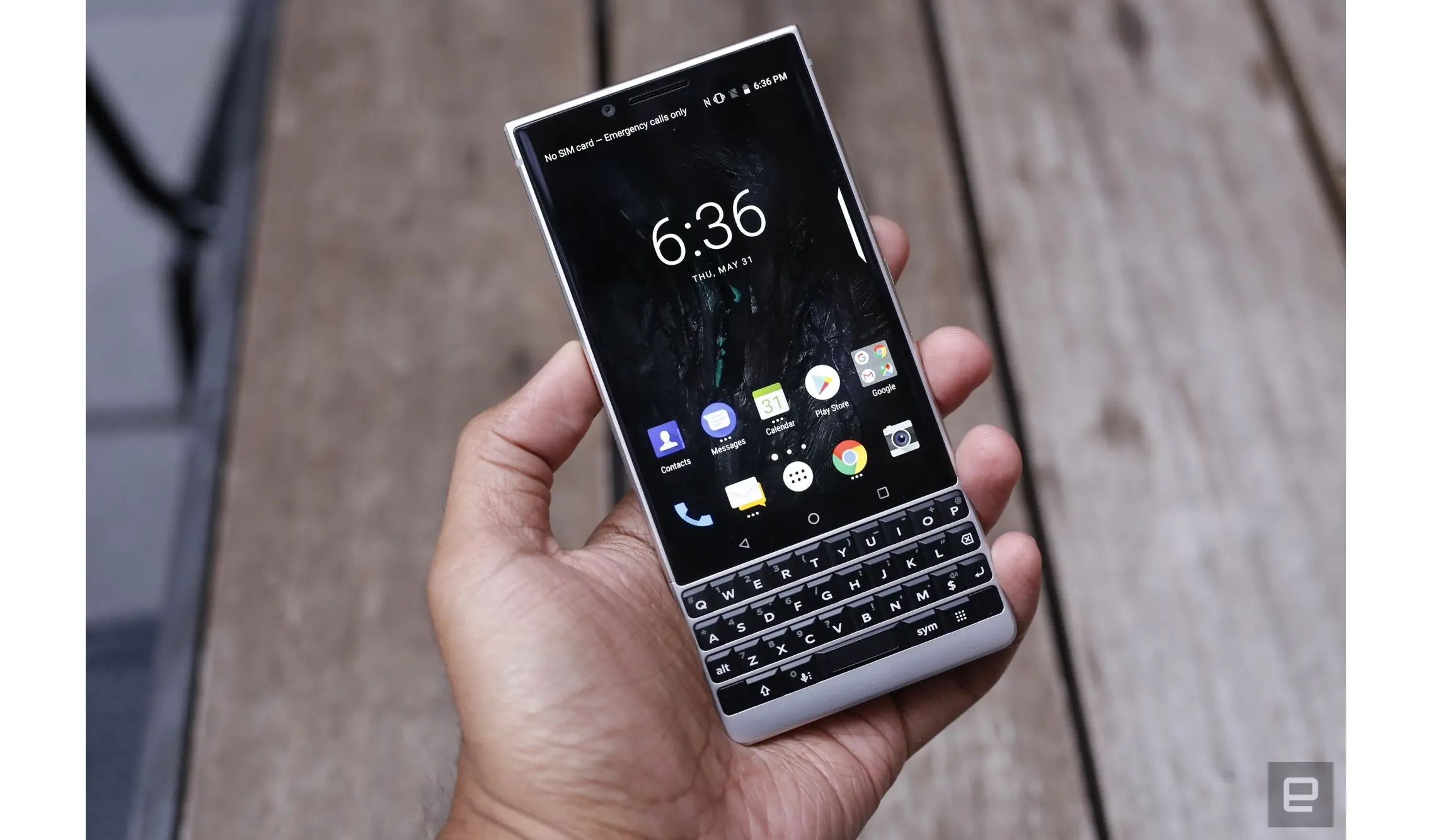 BlackBerry Key2 hadir dalam dua pilihan warna, yakni silver dan hitam (Foto: Engadget/ Chris Velazco)