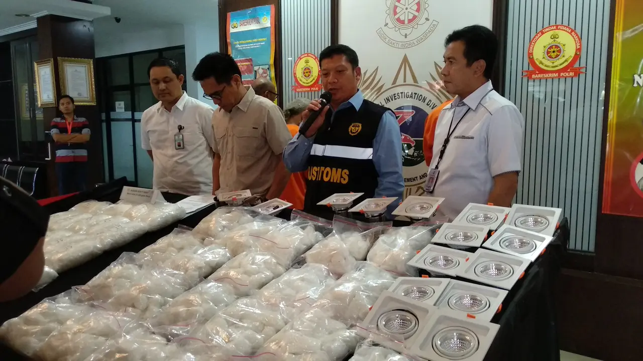Bareskrim ungkap penyelundupan sabu dalam lampu downlight dari Malaysia. (Liputan6.com/Nafiysul Qodar)