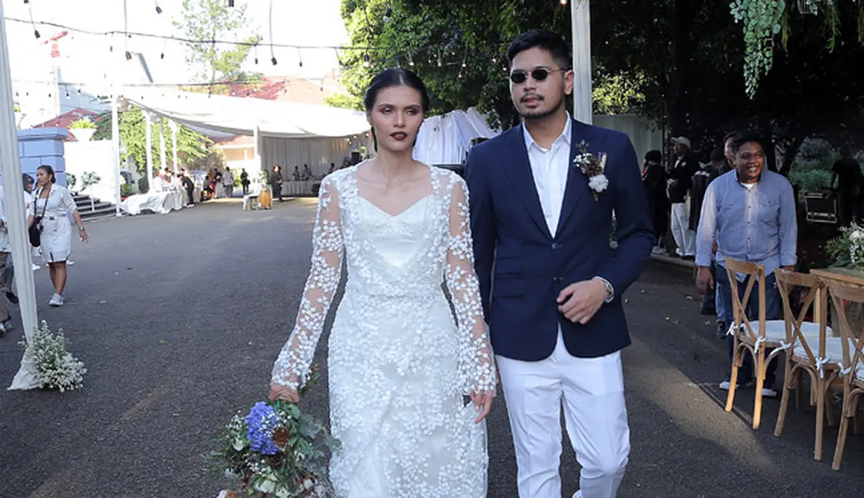 Air mata kedua mempelai tak bisa lagi dibendung ketika keduanya menyandang status baru sebagai saumi dan istri. Begitu juga saat ketemu kedua orang tua. (Deki Prayoga/Bintang.com)