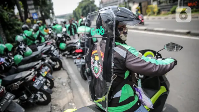 Ojek Online Gunakan Pelindung Pembatas Antar Penumpang