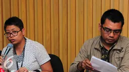Plh Kepala Biro Humas KPK Yuyuk Andriati (kiri) memberikan penjelasan saat jumpa pers di Gedung KPK, Jakarta, Rabu (2/3). KPK menetapkan anggota Komisi V DPR RI dari Fraksi Partai Golkar, Budi Supriyanto sebagai tersangka. (Liputan6.com/Helmi Afandi)