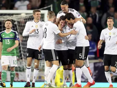 Para pemain Jerman merayakan gol yang dicetak oleh Sebastian Rudy ke gawang Irlandia Utara pada laga Kualifikasi Piala Dunia 2018 di Stadion Windsor Park, Kamis (5/10/2017). Jerman menang 3-1 atas Irlandia Utara. (AP/Brian Lawless)