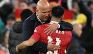 Pelatih Liverpool asal Belanda, Arne Slot (kiri), memeluk striker Liverpool asal Mesir bernomor punggung 11, Mohamed Salah, setelah pertandingan sepak bola Liga Champions UEFA antara Liverpool dan Real Madrid di Anfield, Liverpool, barat laut Inggris, pada 27 November 2024. Liverpool memenangkan pertandingan dengan skor 2-0. (Oli SCARFF/AFP)