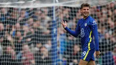 Mason Mount sukses mencetak hattrick dalam pertandingan ini, termasuk mencetak gol pembuka sekaligus penutup pertandingan. (AFP/Adrian Dennis)