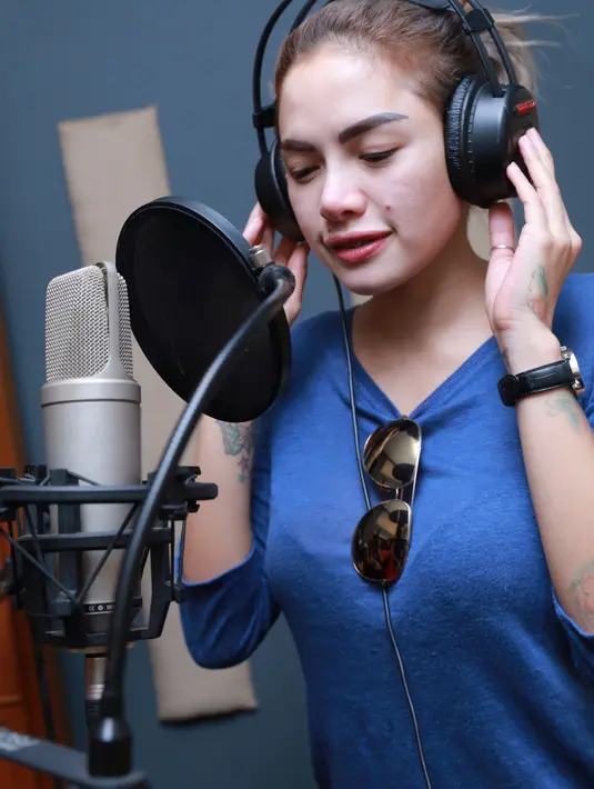 "Liriknya nyerempet peristiwa kemarin. Ada musibah itu kayaknya lucu dijadikan lagu. Bikin sebentar, jadi deh rekaman. Dangdut itu eye catching, easy listeing, lebih disukai masyarakat." ujar Nikita Mirzani.(Galih W Satria/Bintang.com)