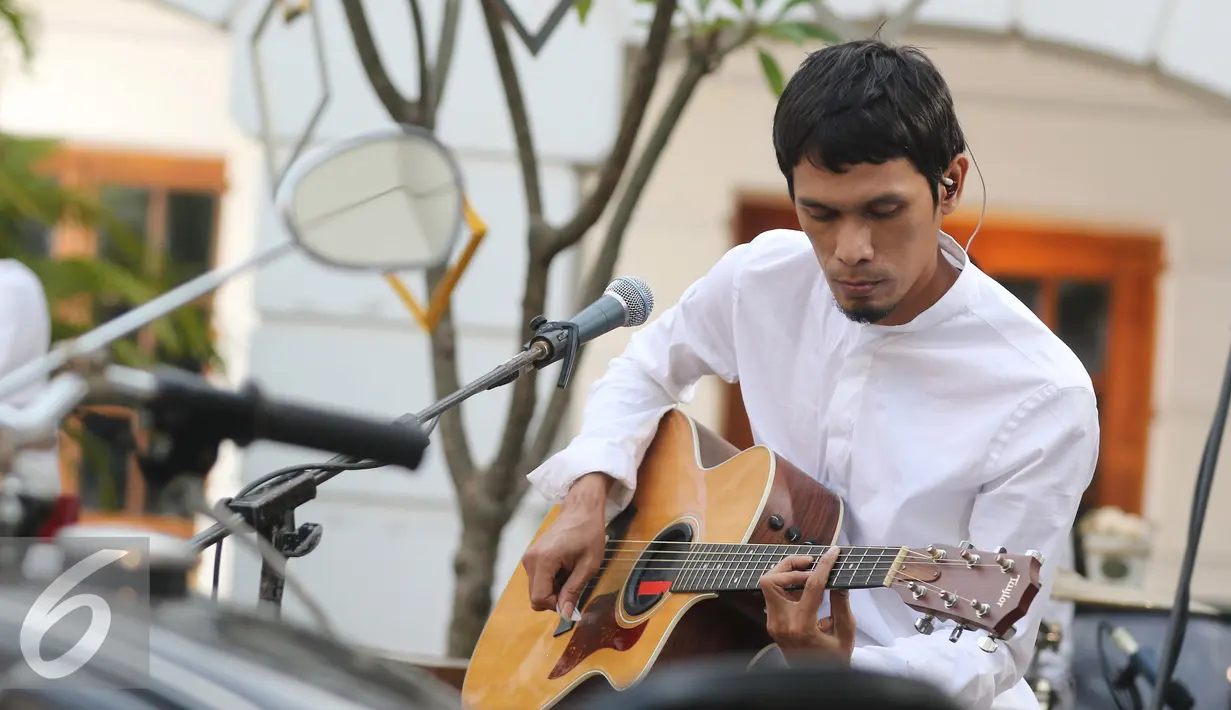 Penampilan Gitaris Noah Loekman Hakim, dalam Intimate Music Concert bertajuk "Eargasm Noah" yang digagas oleh vidio.com, di kawasan kota,Jakarta,Rabu (15/6/2016). Band Noah membawakan 8 lagu dalam konser tersebut (Liputan6.com/Herman Zakharia)