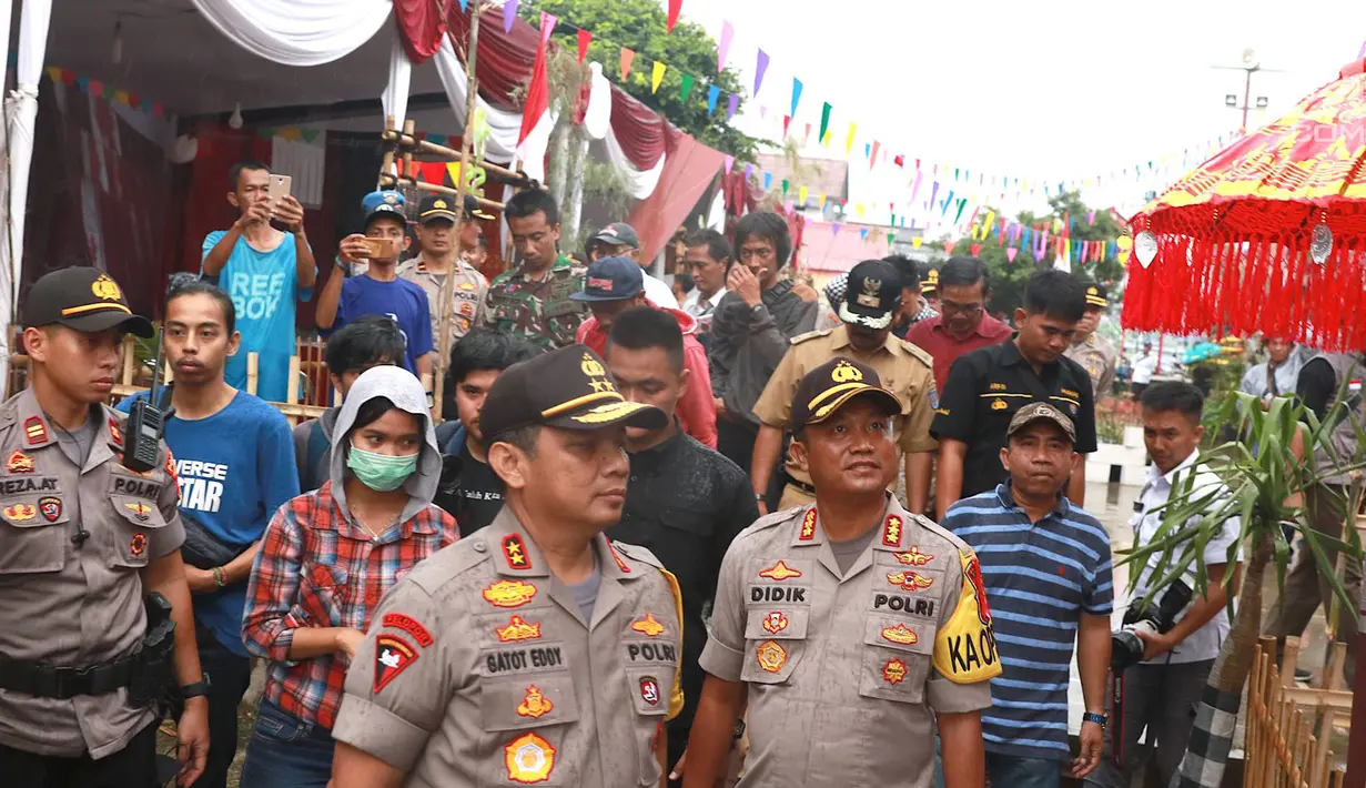 Kapolda Metro Jaya Irjen Gatot Eddy Pramono meninjau persiapan tempat pemungutan suara (TPS) di Kampoeng Pemilu Nusantara, Depok, Jawa Barat, Selasa (16/4). Peninjauan tersebut untuk memastikan persiapan dan keamanan penyelenggaraan pemilu serentak 17 April 2019. (Liputan6.com/Immanuel Antonius)