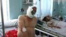 Sejumlah warga yang terluka menerima perawatan di rumah sakit setelah ledakan bom di Kabul, Afghanistan, Senin (1/7/2019). Seorang pejabat polisi di daerah serangan itu, mengatakan sebuah bom mobil meledak di luar gedung kementerian pertahanan Afghanistan. (AP Photo/Ramhat Gul)