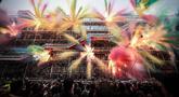Foto ini menampilkan pertunjukan kembang api berjudul “Le Dernier Carnaval” (The Last Carnival), yang disutradarai oleh seniman Cai Guo-Qiang, dengan bantuan kecerdasan buatan (Artificial Intelligence - AI), di Centre Pompidou, Beaubourg, untuk menandai penutupan gedung tersebut selama proyek renovasi lima tahun, di Paris. Prancis pada 22 Oktober 2025. (Thibaud MORITZ/AFP)