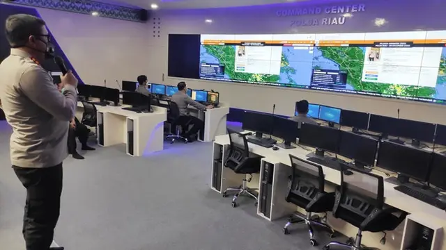 Kapolda Riau Irjen Agung Setya Imam Effendi memantau anggotanya memakai Dashboard Lancang Kuning.