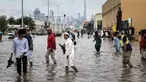 Orang-orang menerobos genangan air banjir setelah hujan lebat di Dubai, Uni Emirat Arab (UEA) pada Jumat 19 Desember 2025. Hujan lebat yang terjadi pada Jumat 19 Desember 2025 berimbas pada genangan banjir di sejumlah ruas jalan di Dubai, Uni Emirat Arab (UEA). (FADEL SENNA/AFP)