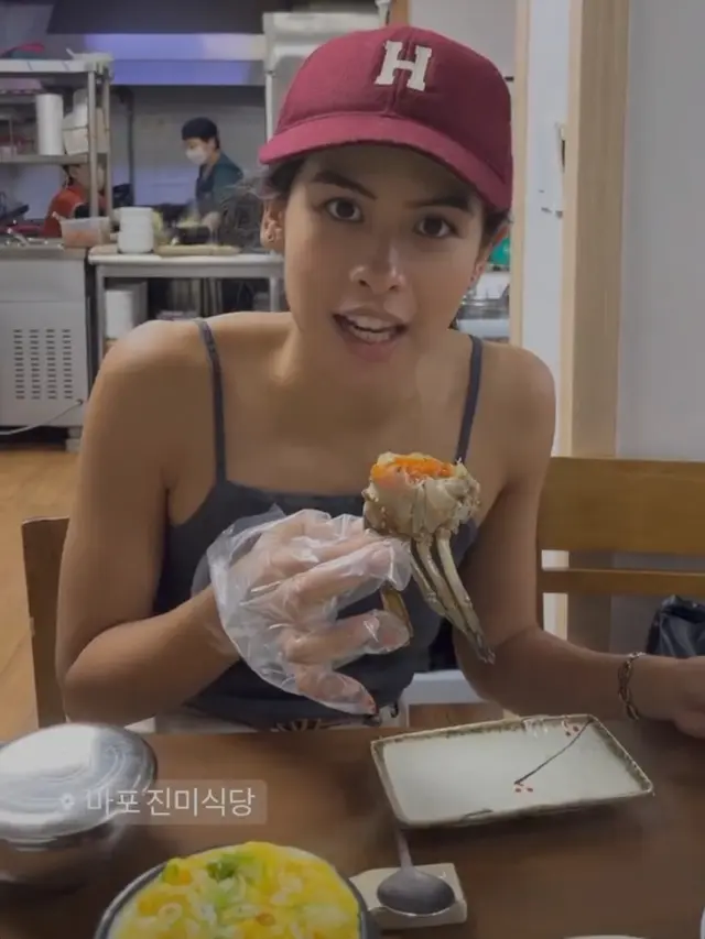 Maudy Ayunda mencicipi makanan khas Korea. (Foto: Instagram Stories @jessechoi_)