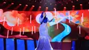 Ulang tahun begitu istimewa bagi Siti Nurhaliza tahun ini. Pasalnya, tepat di hari jadinya, ia bisa merayakan bersama dengan para penggemarnya di Indonesia. Ultah dipanggung megah menghibur penggemarnya. (Adrian Putra/Bintang.com)