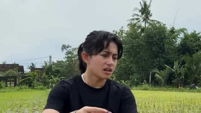 Dipuji Humble, 5 Potret Keseruan Sintya Marisca Olahraga Pagi dengan Bantu Petani Menanam Padi (credit: instagram.com/sintyamarisca)