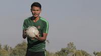 Pemain Timnas Indonesia U-22, Dimas Drajad, memegang bola saat latihan di Lapangan AUPP, Phnom Penh, Selasa (19/2). Latihan ini persiapan jelang laga Piala AFF U-22 melawan Malaysia. (Bola.com/Zulfirdaus Harahap)