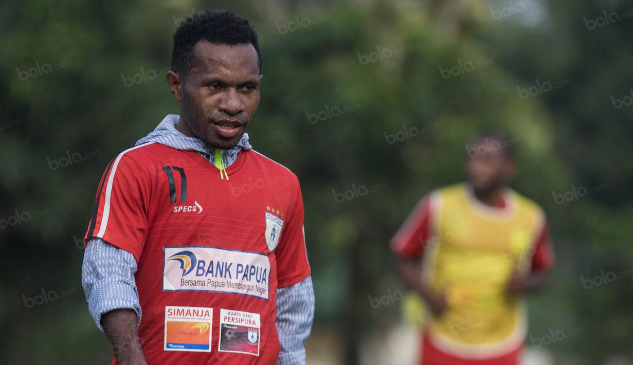 Gelandang Persipura Jayapura, Ferinando Pahabol, saat menjalani sesi latihan. Persipura akan melakukan latihan jelang Tribute to Persipura hingga Jumat (6/1/2017) dan bertolak ke Bandung pada Sabtu (7/1/2017). (Bola.com/Vitalis Yogi Trisna)