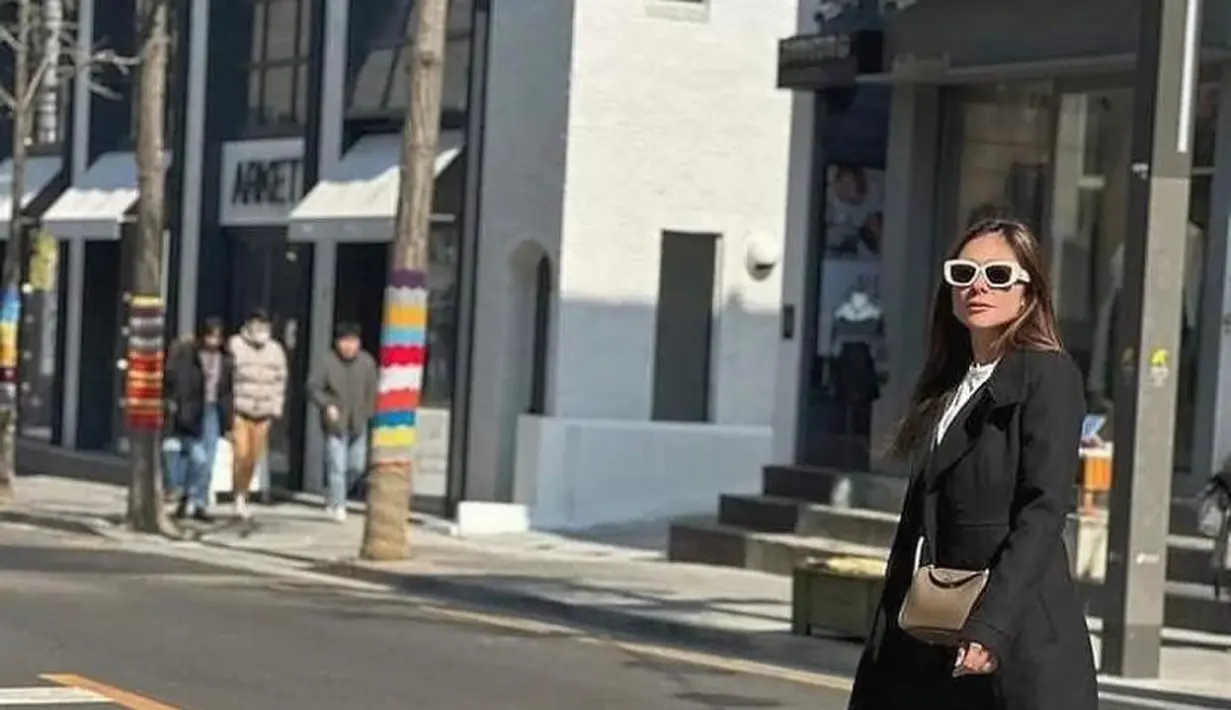 Berpose candid, aktris 41 tahun ini tampil edgy serba hitam dengan long coat dan calf-length boots. @wulanguritno.