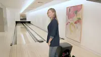 Rumah Maria Sharapova dilengkapi dengan arena bowling (Dok. YouTube/Architectural Digest)