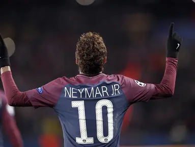 Bintang PSG, Neymar merayakan golnya ke gawang Celticc pada laga grup B Liga Champions di Parc des Princes stadium, Paris, (22/11/2017). PSG menang telak 7-0. (AP/Christophe Ena)