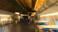 Suasana interior dalam pesawat British Airways yang dipensiunkan diubah jadi tempat pesta. (dok. Instagram @negus747/https://www.instagram.com/p/CZHnZfAIIxg/Dinny Mutiah)