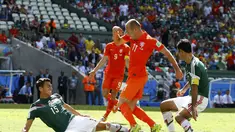 Bek Meksiko, Hector Moreno mengalami patah tulang kering pada kaki kiri saat timnya kalah 1-2 dari Belanda, Brasil, Minggu (29/6/14). (REUTERS/Murad Sezer)