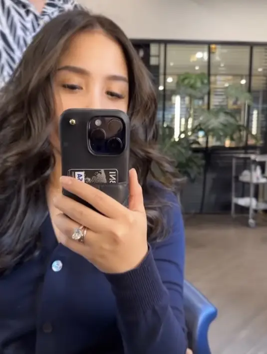  Nagita pun tampil dengan polesan makeup minimalis dengan eyelash exthintion minimalis dan alis yang tertata rapi. Credit: Instagram  (@raffinagita1717)